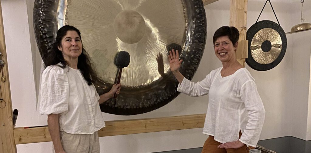 Universum Gong mit Silvia & Grit